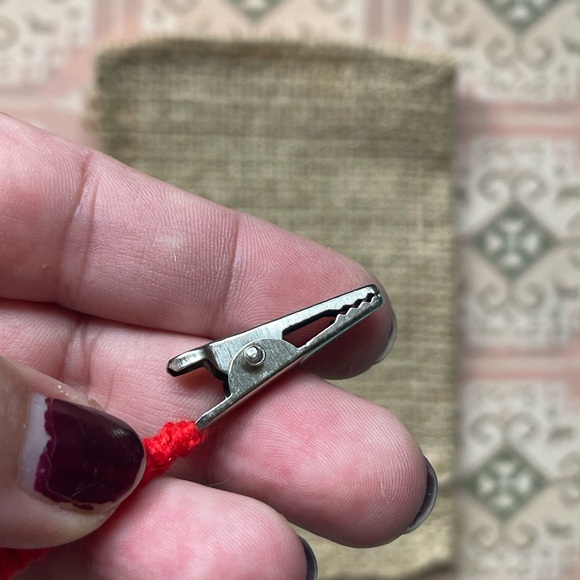 Handmade botanical resin art clip with macrame covered post - round gold bud 1C - Picture 5 of 8